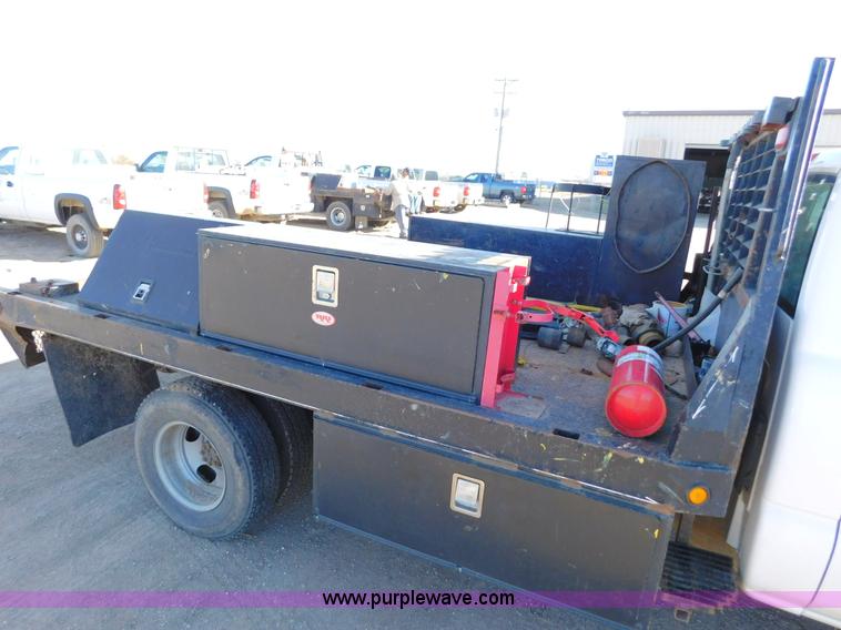 image for item AW9338 2006 Chevrolet Silverado 3500 flatbed pickup truck