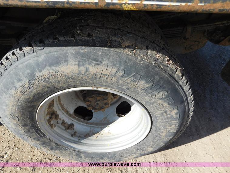 image for item AW9338 2006 Chevrolet Silverado 3500 flatbed pickup truck