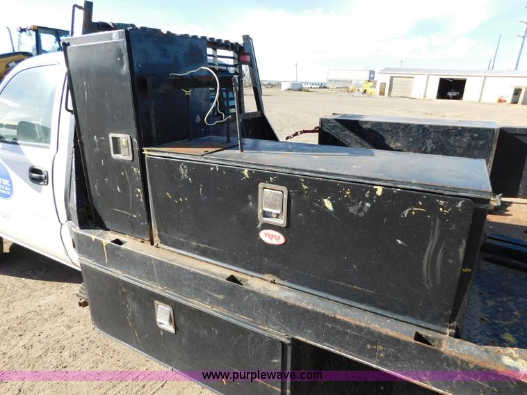 image for item AW9338 2006 Chevrolet Silverado 3500 flatbed pickup truck