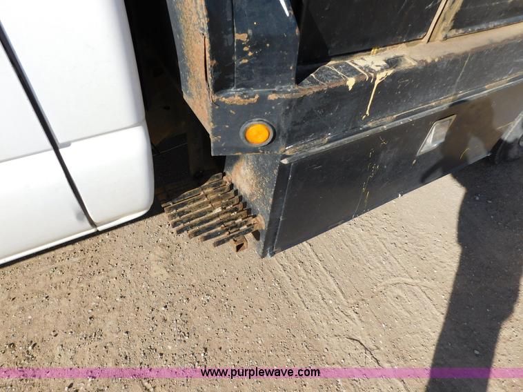 image for item AW9338 2006 Chevrolet Silverado 3500 flatbed pickup truck