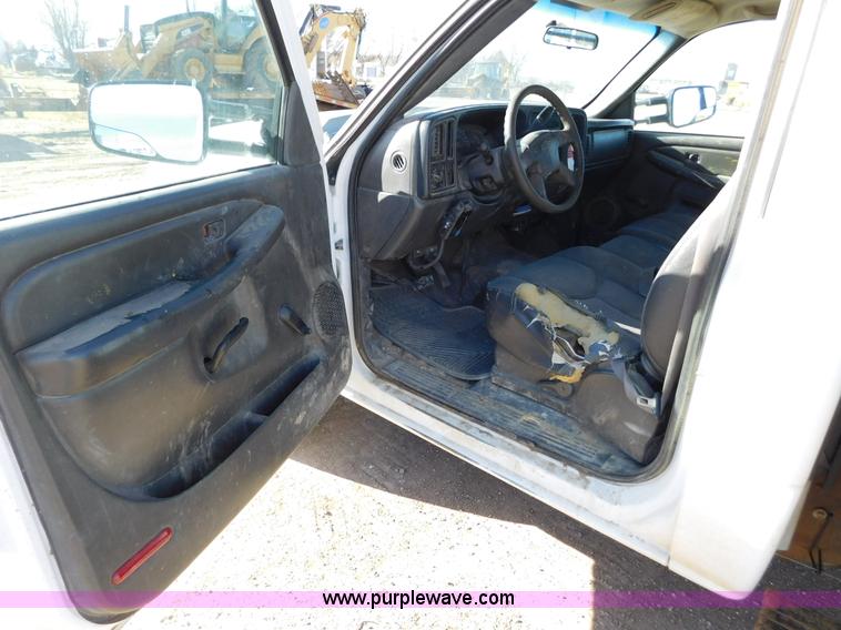 image for item AW9338 2006 Chevrolet Silverado 3500 flatbed pickup truck