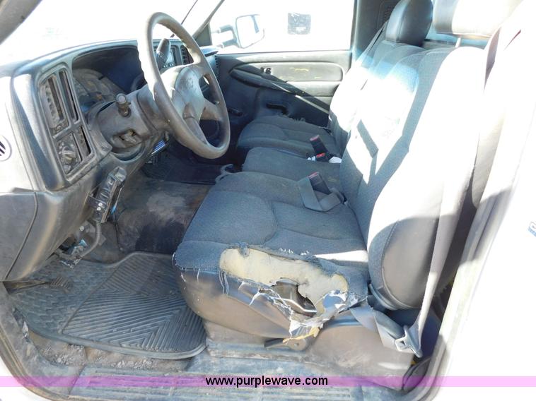 image for item AW9338 2006 Chevrolet Silverado 3500 flatbed pickup truck