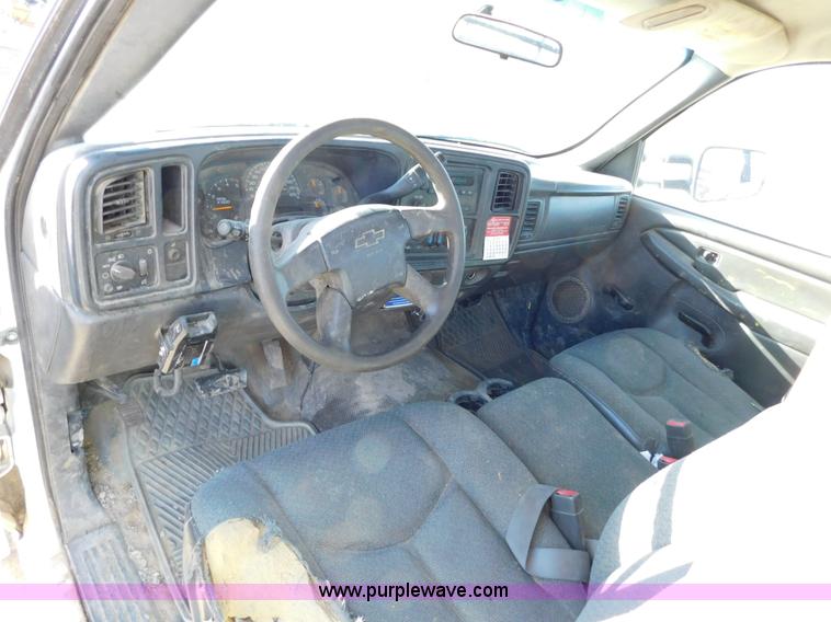 image for item AW9338 2006 Chevrolet Silverado 3500 flatbed pickup truck