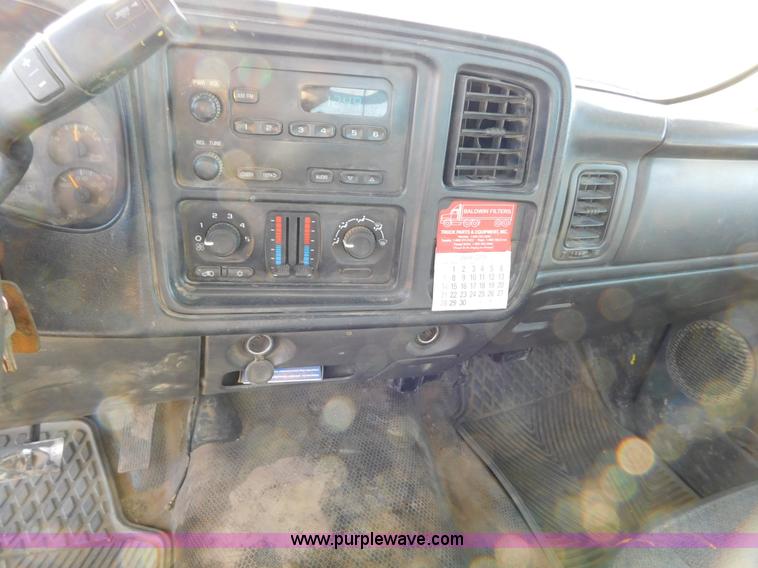 image for item AW9338 2006 Chevrolet Silverado 3500 flatbed pickup truck