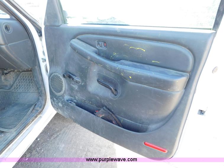 image for item AW9338 2006 Chevrolet Silverado 3500 flatbed pickup truck