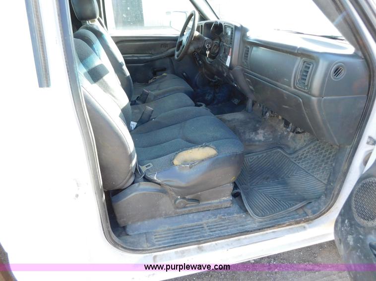 image for item AW9338 2006 Chevrolet Silverado 3500 flatbed pickup truck