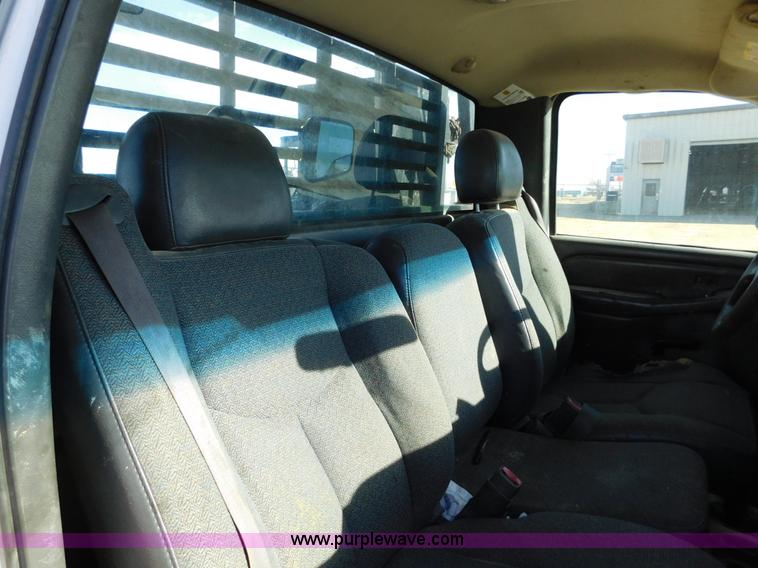 image for item AW9338 2006 Chevrolet Silverado 3500 flatbed pickup truck