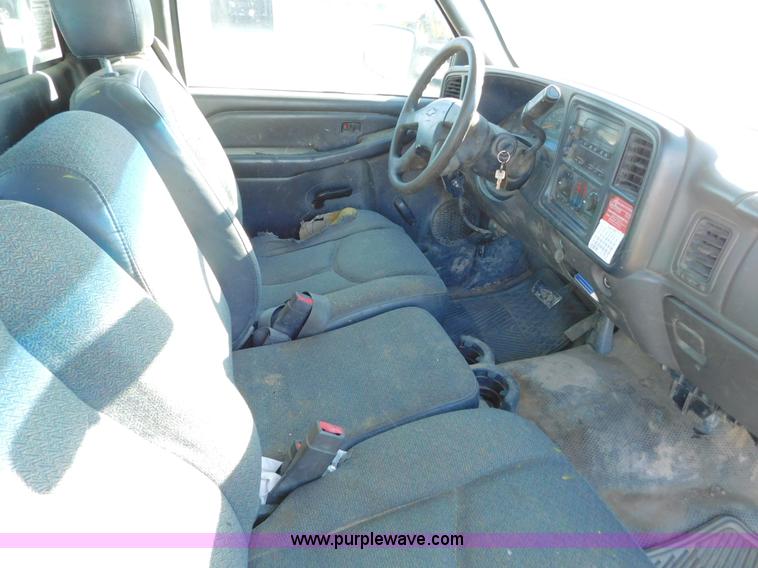 image for item AW9338 2006 Chevrolet Silverado 3500 flatbed pickup truck