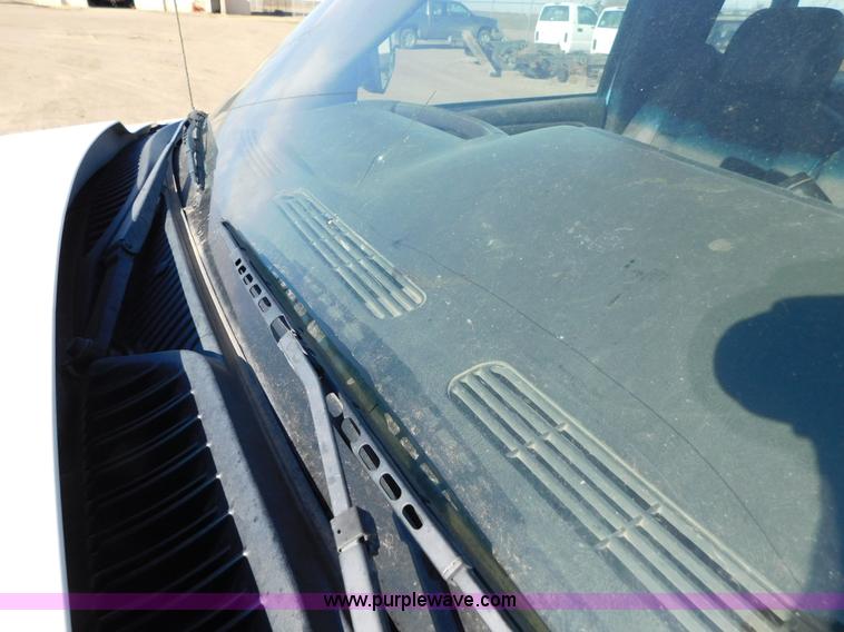 image for item AW9338 2006 Chevrolet Silverado 3500 flatbed pickup truck