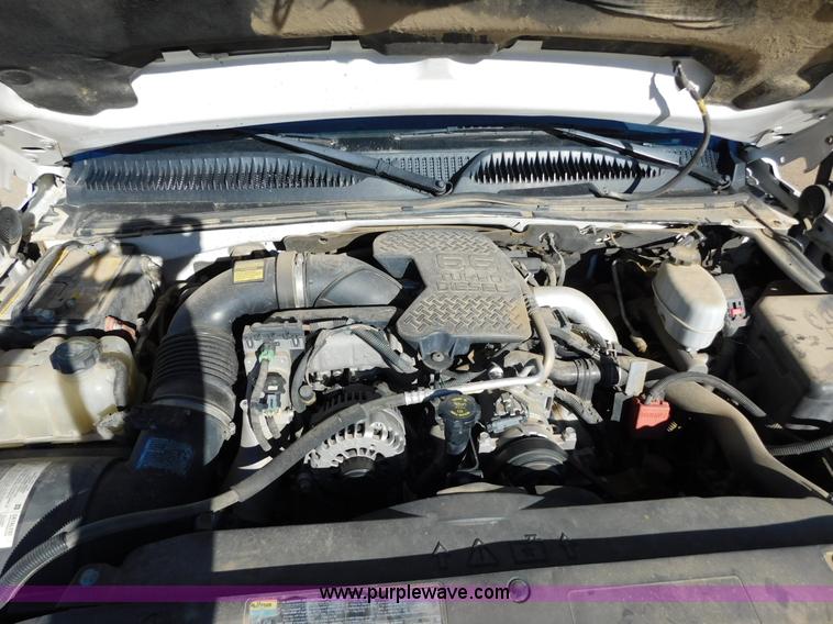 image for item AW9338 2006 Chevrolet Silverado 3500 flatbed pickup truck