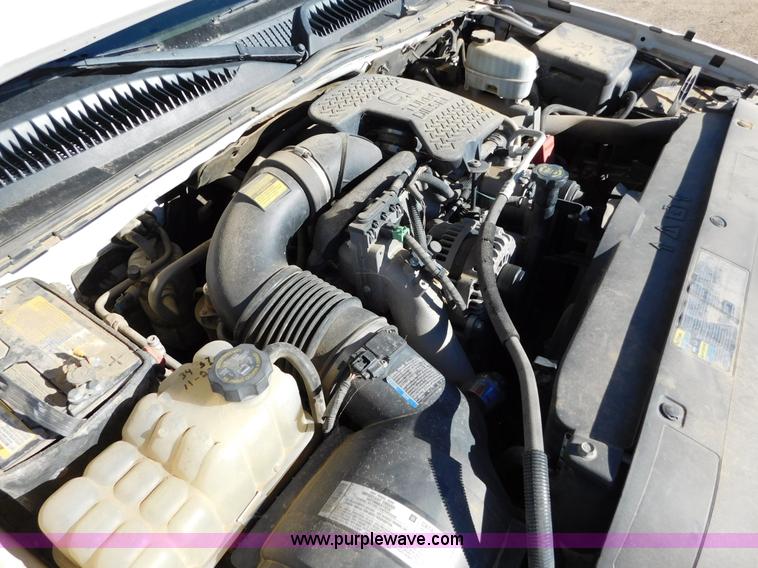 image for item AW9338 2006 Chevrolet Silverado 3500 flatbed pickup truck