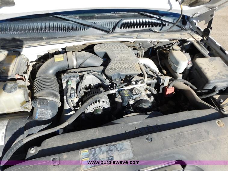 image for item AW9338 2006 Chevrolet Silverado 3500 flatbed pickup truck