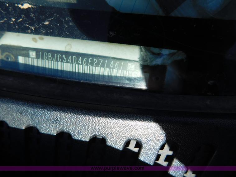 image for item AW9338 2006 Chevrolet Silverado 3500 flatbed pickup truck