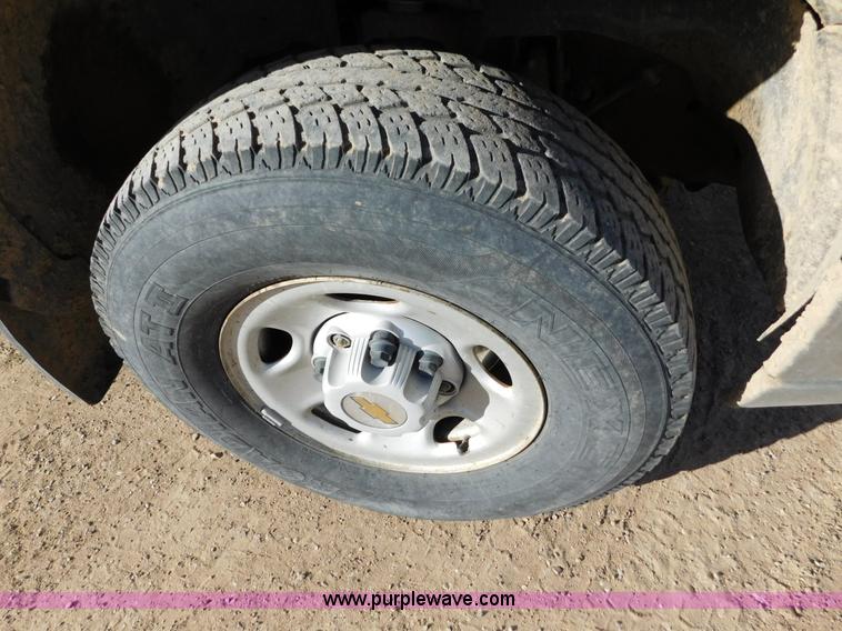 image for item AW9340 2004 Chevrolet Silverado 2500HD pickup truck