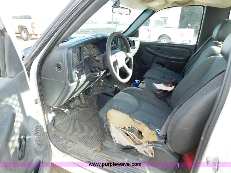 image for item AW9340 2004 Chevrolet Silverado 2500HD pickup truck