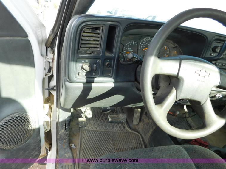 image for item AW9340 2004 Chevrolet Silverado 2500HD pickup truck