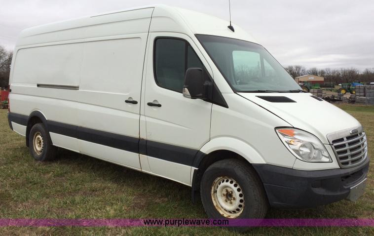 image for item E1348 2007 Freightliner Sprinter van