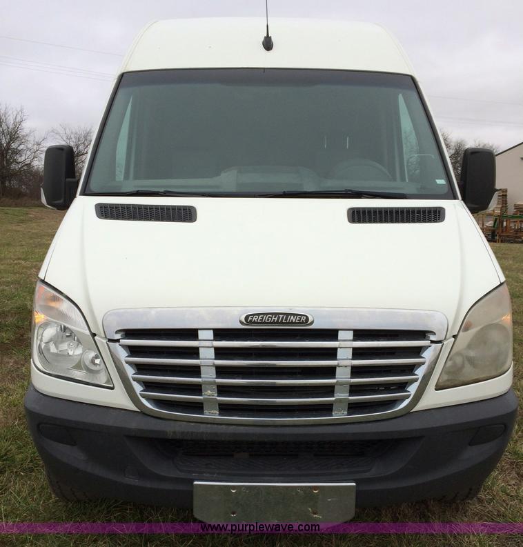 image for item E1348 2007 Freightliner Sprinter van