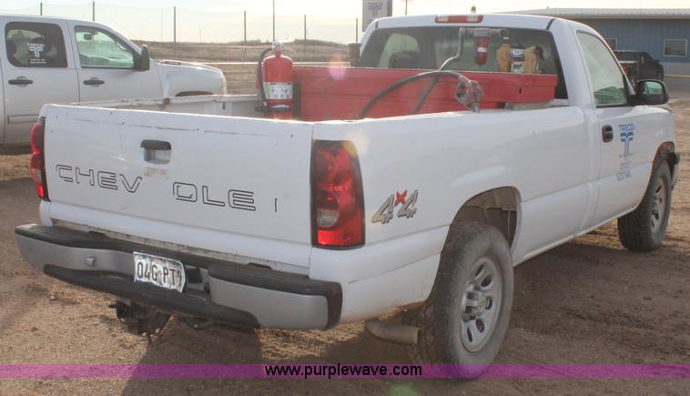 image for item J1345 2006 Chevrolet Silverado 1500 pickup truck