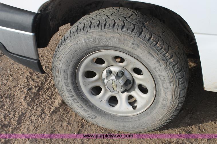 image for item J1345 2006 Chevrolet Silverado 1500 pickup truck