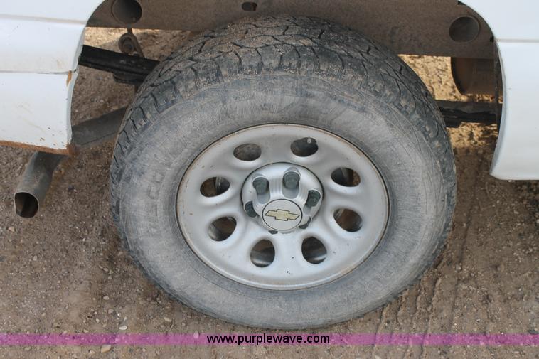 image for item J1345 2006 Chevrolet Silverado 1500 pickup truck