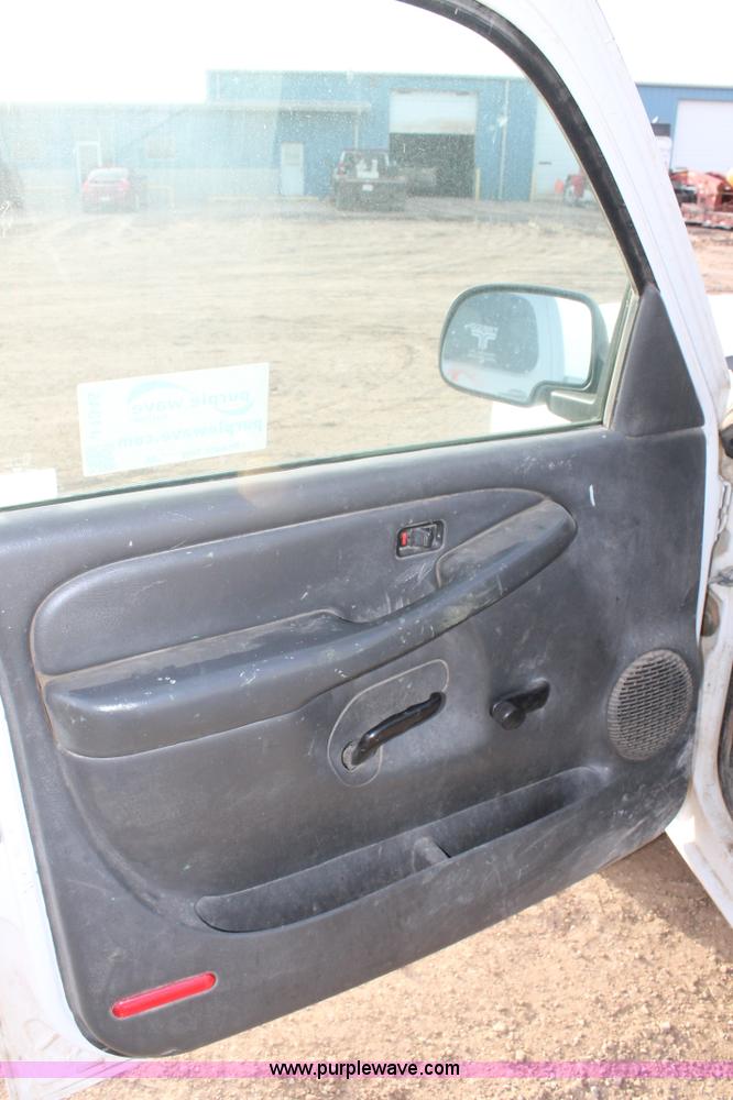 image for item J1345 2006 Chevrolet Silverado 1500 pickup truck