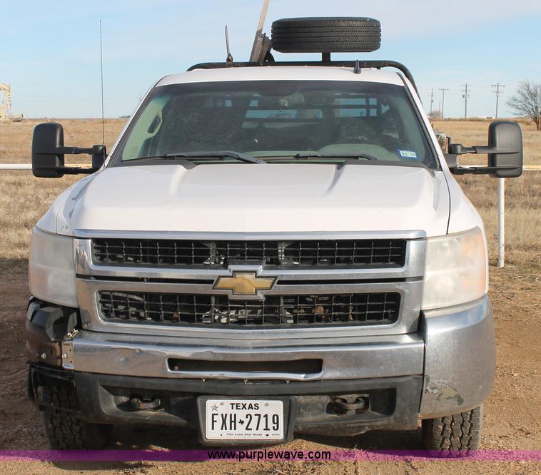 image for item J1349 2008 Chevrolet Silverado 2500HD Crew Cab flatbed pickup truck