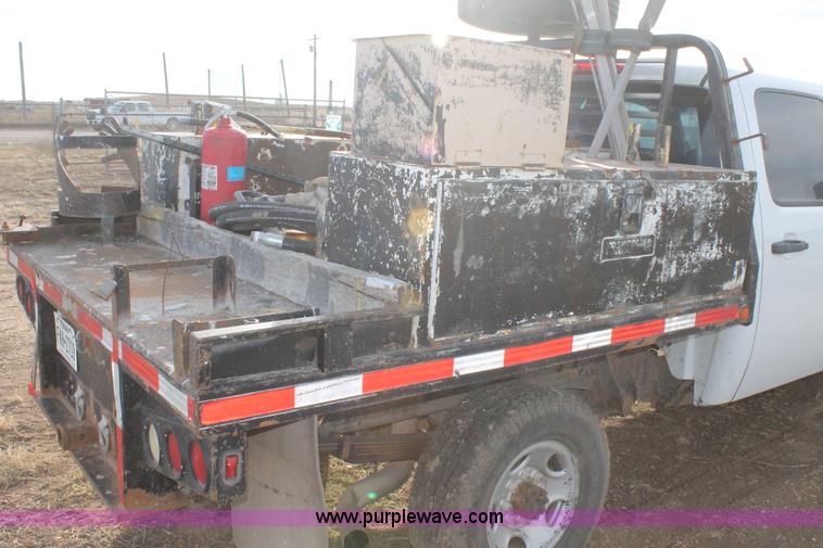 image for item J1349 2008 Chevrolet Silverado 2500HD Crew Cab flatbed pickup truck