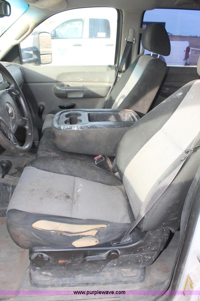 image for item J1349 2008 Chevrolet Silverado 2500HD Crew Cab flatbed pickup truck