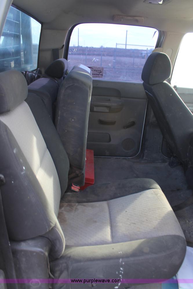 image for item J1349 2008 Chevrolet Silverado 2500HD Crew Cab flatbed pickup truck