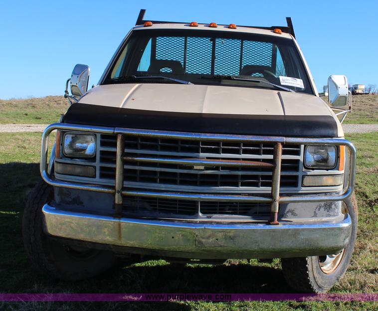 image for item J7694 1993 Chevrolet C/K 3500 flatbed pickup truck