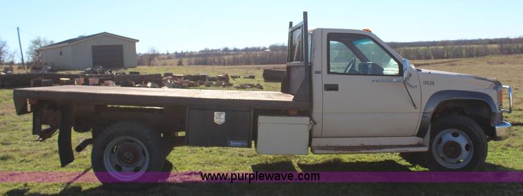 image for item J7694 1993 Chevrolet C/K 3500 flatbed pickup truck