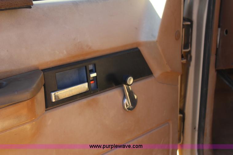 image for item J7694 1993 Chevrolet C/K 3500 flatbed pickup truck