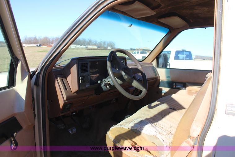 image for item J7694 1993 Chevrolet C/K 3500 flatbed pickup truck