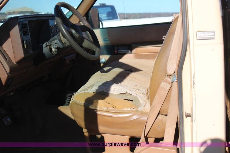 image for item J7694 1993 Chevrolet C/K 3500 flatbed pickup truck