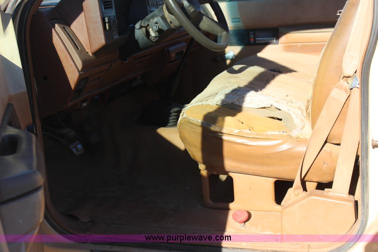 image for item J7694 1993 Chevrolet C/K 3500 flatbed pickup truck