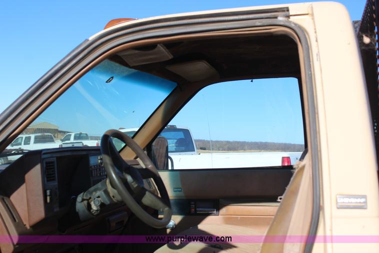 image for item J7694 1993 Chevrolet C/K 3500 flatbed pickup truck
