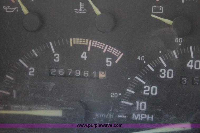 image for item J7694 1993 Chevrolet C/K 3500 flatbed pickup truck