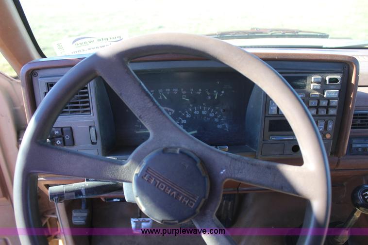 image for item J7694 1993 Chevrolet C/K 3500 flatbed pickup truck