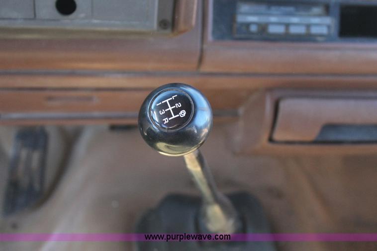 image for item J7694 1993 Chevrolet C/K 3500 flatbed pickup truck