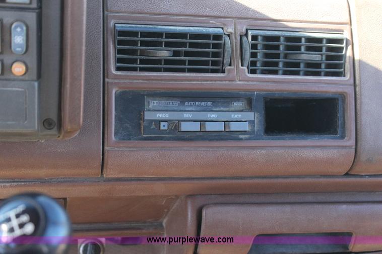 image for item J7694 1993 Chevrolet C/K 3500 flatbed pickup truck