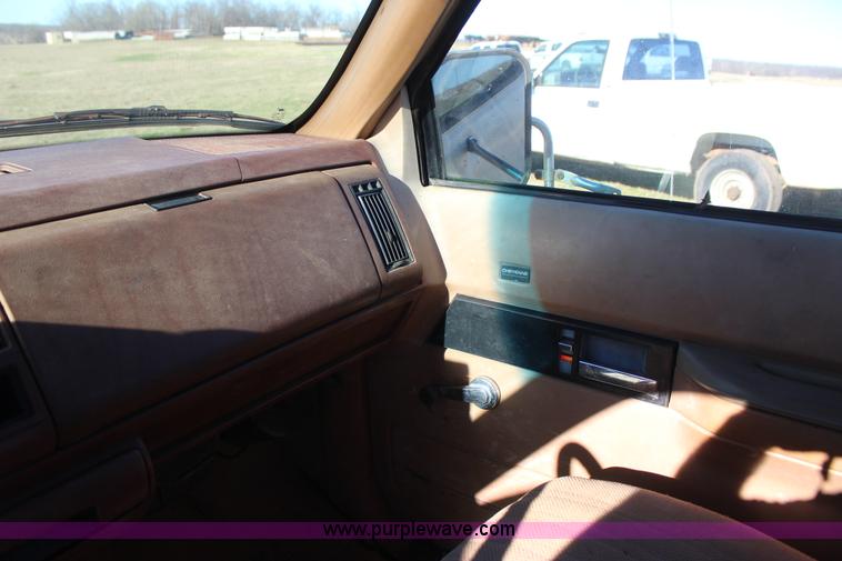 image for item J7694 1993 Chevrolet C/K 3500 flatbed pickup truck