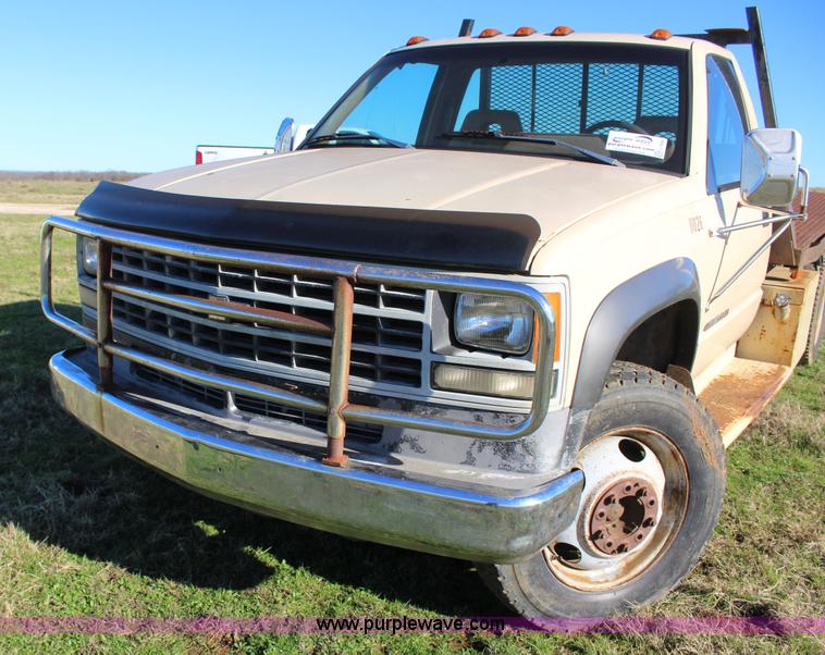 image for item J7694 1993 Chevrolet C/K 3500 flatbed pickup truck