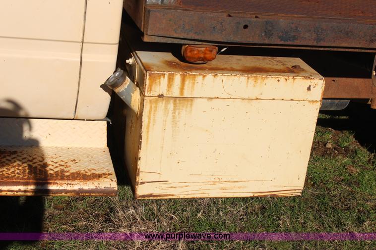 image for item J7694 1993 Chevrolet C/K 3500 flatbed pickup truck