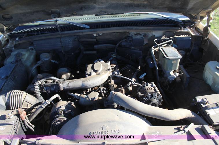 image for item J7694 1993 Chevrolet C/K 3500 flatbed pickup truck