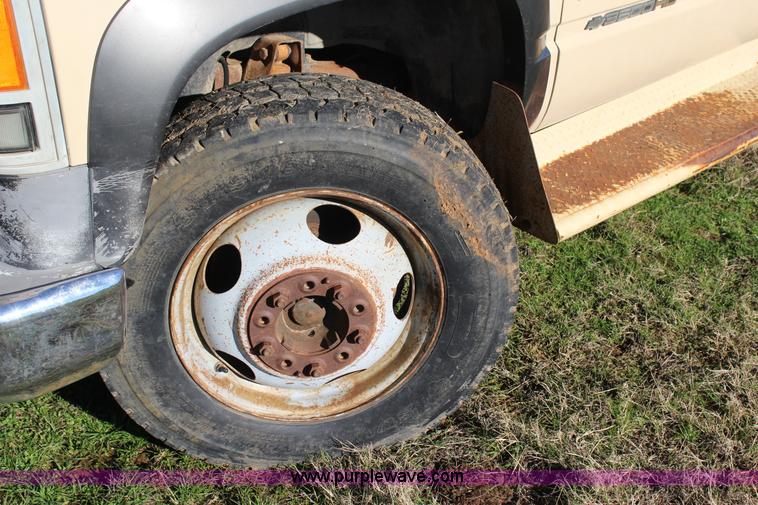 image for item J7694 1993 Chevrolet C/K 3500 flatbed pickup truck