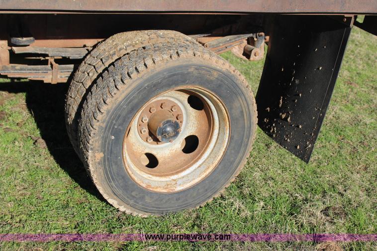 image for item J7694 1993 Chevrolet C/K 3500 flatbed pickup truck