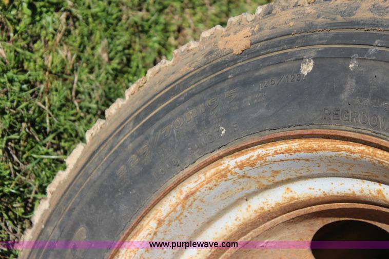 image for item J7694 1993 Chevrolet C/K 3500 flatbed pickup truck