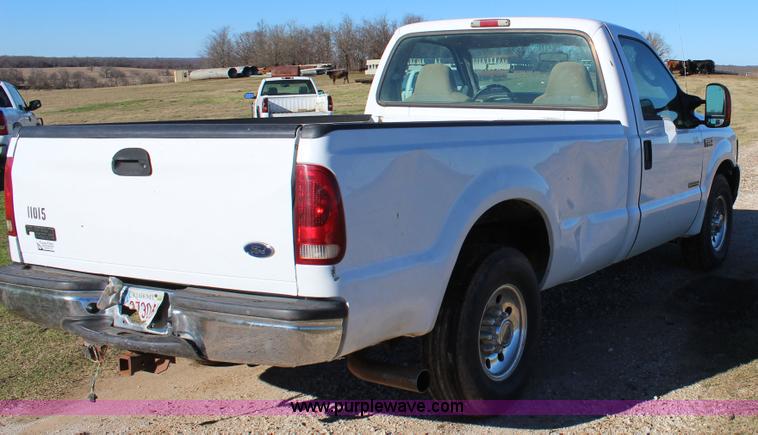 image for item J7696 2004 Ford F250 pickup truck