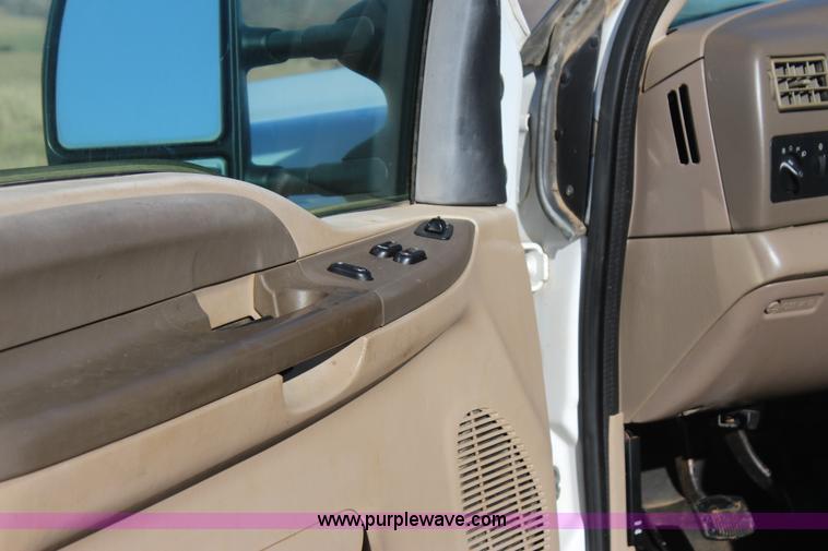 image for item J7696 2004 Ford F250 pickup truck